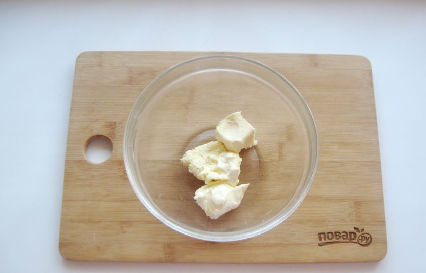 1. Этап. Торт Сердце из медовых коржей: В миску выложите сливочное масло.