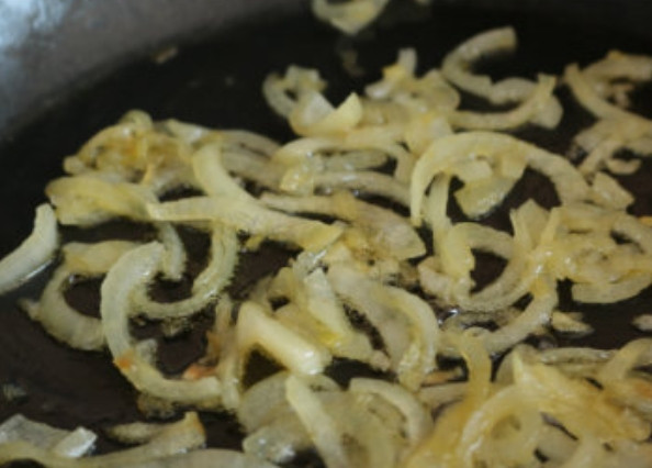 1. Этап. Кутабы из лаваша: Обжариваем на растительном масле репчатый лук, порезанный полукольцами. Готовим его до золотистости.