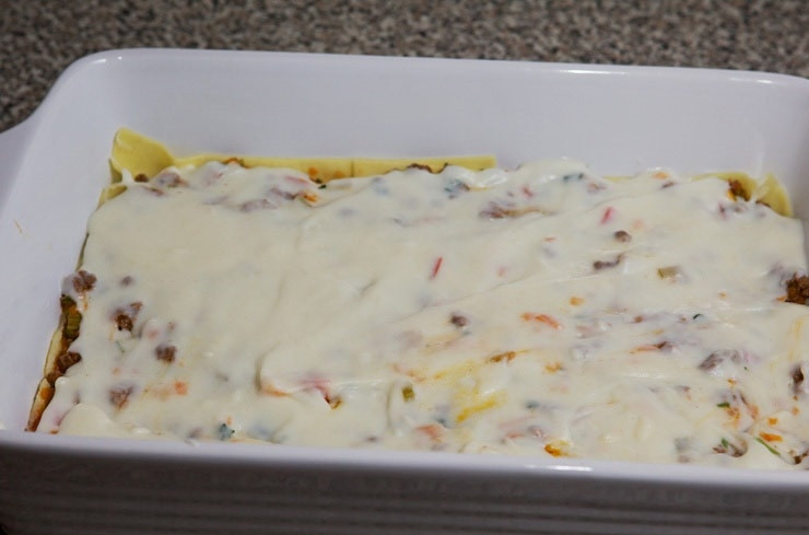 1. Этап. Лазанья с фаршем и овощами: 11. После смажьте все белым соусом и присыпьте тертым сыром. После снова листы и повторите все слои.