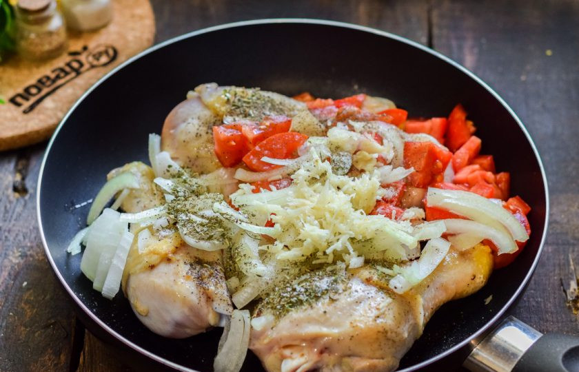 1. Этап. Диетический чахохбили из курицы: Добавьте к курице лук, помидоры, пропущенный через пресс чеснок, специи.