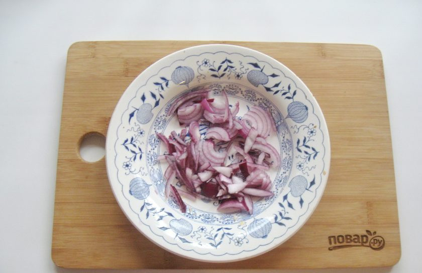 1. Этап. Салат-коктейль с крабовыми палочками: Красный лук помойте, очистите и нарежьте.