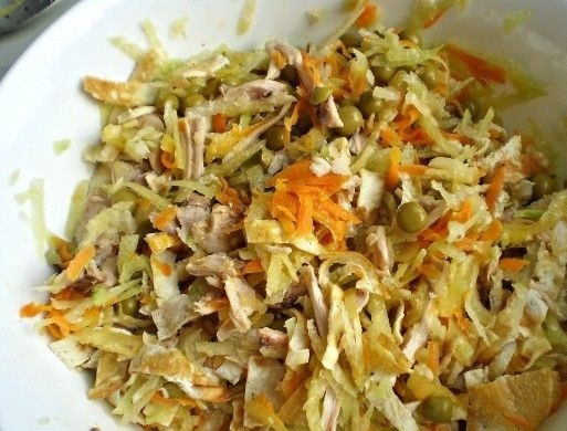 1. Этап. Салат с зеленой редькой: 10. Хорошенько перемешиваю все составляющие, по вкусу солю и заправляю майонезом.