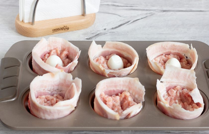 1. Этап. Мясные кексы с перепелиными яйцами: Затем на 1/3 высоты кекса выложите фарш и в середину вставьте яйцо.