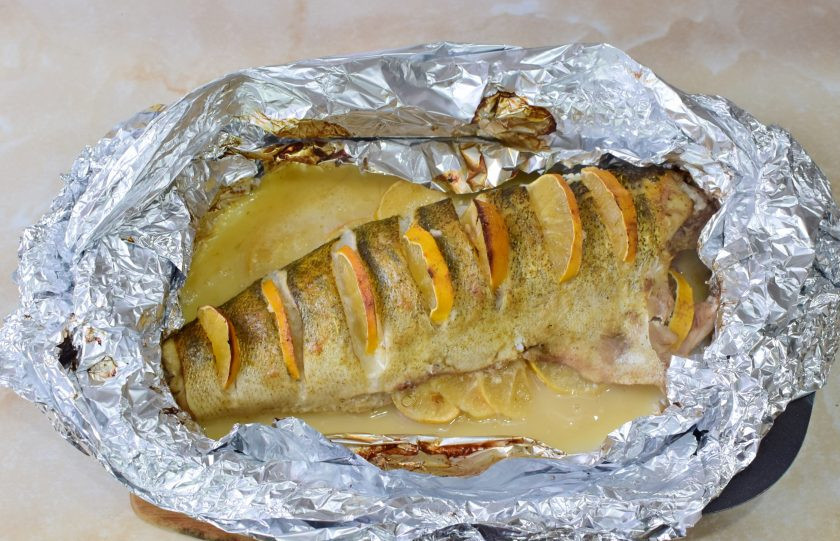 1. Этап. Судак с лимоном в фольге: Минут за 10 до окончания запекания откройте фольгу, чтобы рыба немного подрумянилась. Готовую рыбу извлеките из духовки, немного остудите и подавайте к столу.