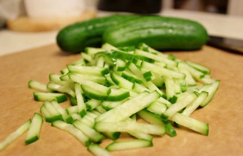 1. Этап. Капустный салат диетический: 2. Огурец вымыть и нарезать тонкой соломкой. В рецепт приготовления капустного салата диетического можно использовать довольно много огурцов, они салат не испортят.