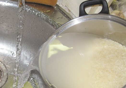 1. Этап. Плов из баранины с помидорами: Рис хорошенько промываем в нескольких водах.