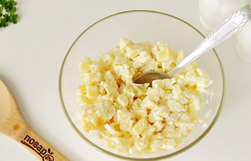 1. Этап. Салат Шарлотка: Положите 2-3 столовые ложки майонеза и все тщательно перемешайте.