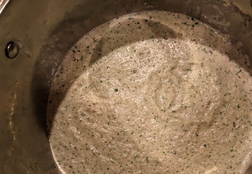 1. Этап. Стейк из лосося с сыром дорблю: Обжарьте лук и грибы на среднем огне добавьте, порубленную кинзу и сливки, снимите с огня, пробейте массу блендером