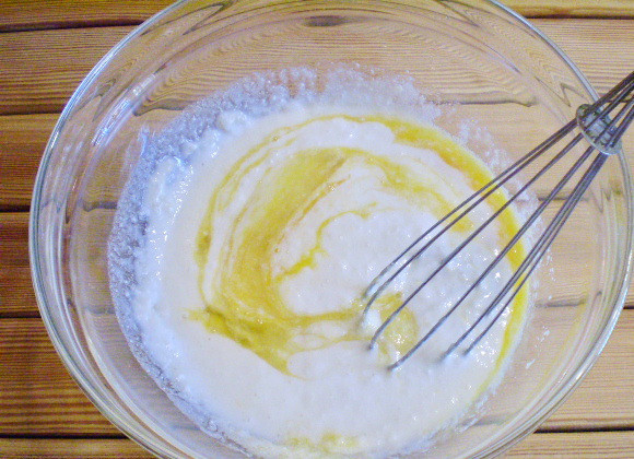 1. Этап. Кексики с изюмом: 5. Добавляем кефир, размешиваем.