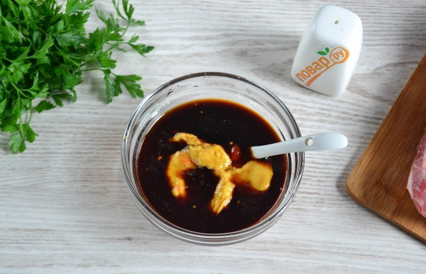 1. Этап. Маринад для ребрышек в духовке: Смешайте ингредиенты для соуса - соевый соус, мед, горчицу, кетчуп. К слову, количество каждого ингредиента можно варьировать по своему вкусу, если любите более сладковатый соус, добавьте больше меда (я так и делаю), если любите более острый - больше горчицы. Хорошо перемешайте соус до однородности.