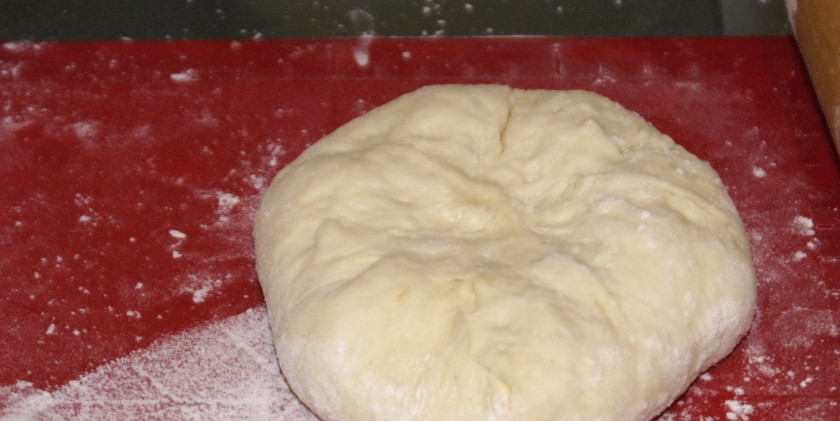 1. Этап. Хачапури из слоеного теста: Концы лепешки заворачиваем в центр. Должно получиться вот так.