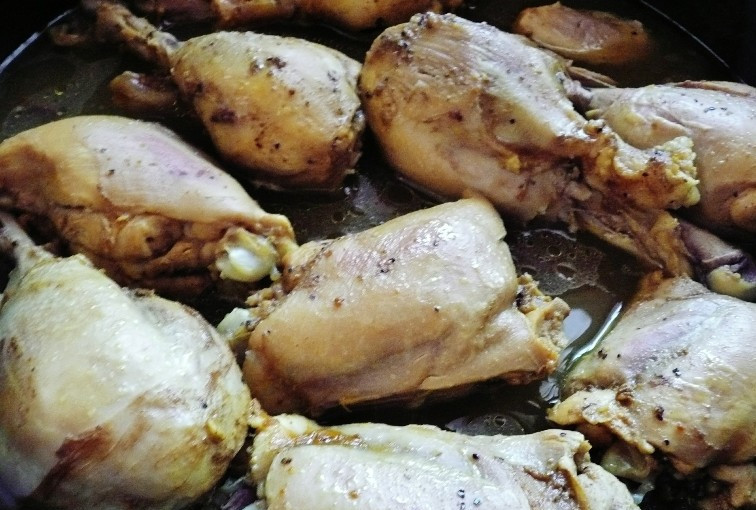 1. Этап. Куриные кусочки в томатном соусе: 1. На сковороде с толстым дном сначала обжарим порезанный бекон, чтобы выделилось достаточно много жира. Шкварки пока убираем, а в сковородку отправим курицу обжариваться со всех сторон. Специи - по вкусу.