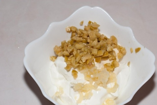 1. Этап. Сметанный соус к мясу: 4. Нарезаем мелко оливки и добавляем в соус. Снова все перемешиваем.