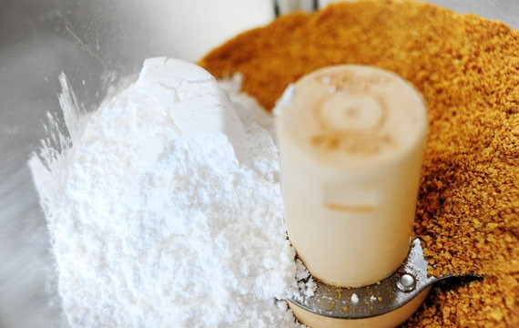 1. Этап. Тесто на сливочном масле для пирога (основа): 2. Всыпьте сахарную пудру, перемешайте.