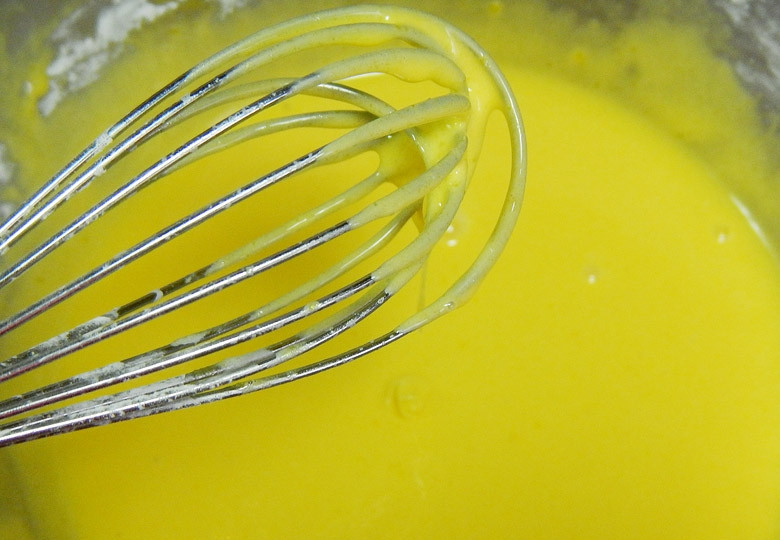 1. Этап. Пирожные Эклер: 1. В миску выложите желтки, крахмал, 1/4 стакана сахара, взбейте все венчиком до образования однородной массы.