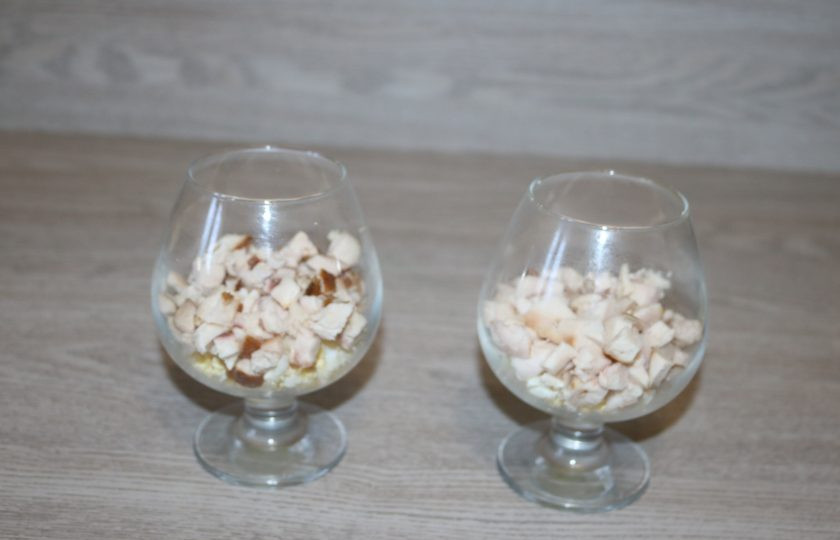 1. Этап. Салат с корейской морковкой, курицей и яйцом: Второй слой - копчёная куриная грудка.