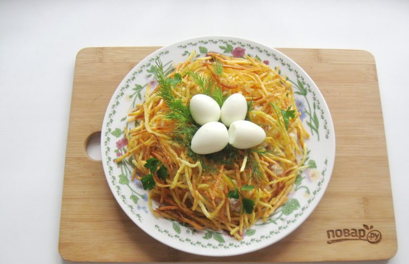 1. Этап. Салат Воронье гнездо: Выложите салат на тарелку горкой. Сделайте в середине углубление. Покройте салат картофельной жареной соломкой. В углубление выложите вареные перепелиные яйца. Украсьте зеленью.