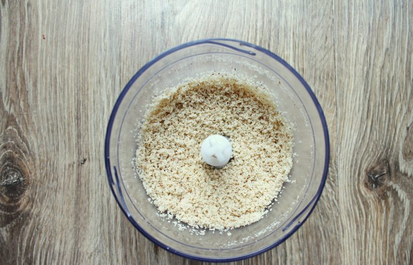 1. Этап. Конфеты Фитнес: Миндаль измельчите в крошку.