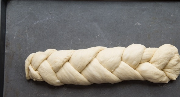 1. Этап. Хлебная косичка с маком: 7. Заплетите из трех частей косичку, но не затягивайте туго.