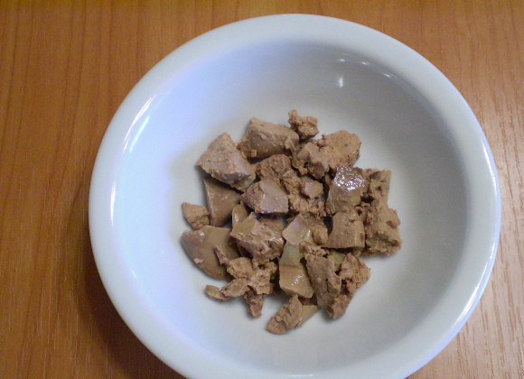 1. Этап. Салат с печенью куриной слоеный: 5. Собираем салат. Берем порционный салатник, на дно кладем половину печени.