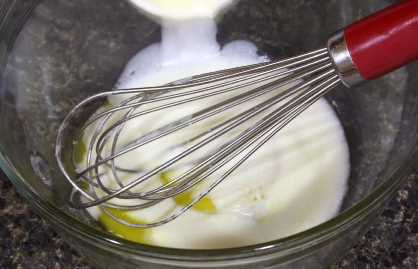 1. Этап. Феттучини Альфредо: 5. Подогрейте оставшиеся сливки, в отдельную миску выложите желтки, слегка взбейте и тонкой струйкой влейте к ним горячие сливки, перемешивая венчиком.