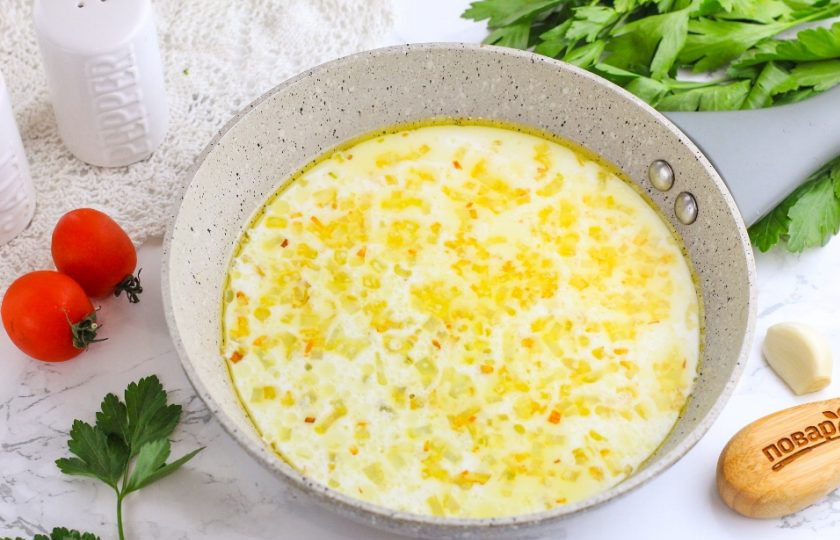 1. Этап. Мидии в сливочно-чесночном соусе: Влейте сливки, всыпьте молотый черный перец. На этом этапе можно добавить различные приправы и специи.