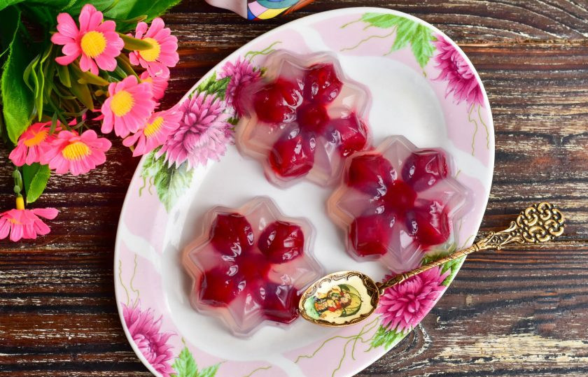 1. Этап. Японское желе: Когда желе застынет, аккуратно достаньте его из формы. Японское желе готово! Приятного аппетита!