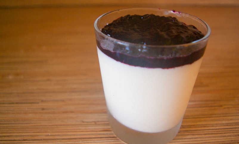 1. Этап. Панна котта: Сверху я добавляю ягодное варенье. Приятного аппетита!