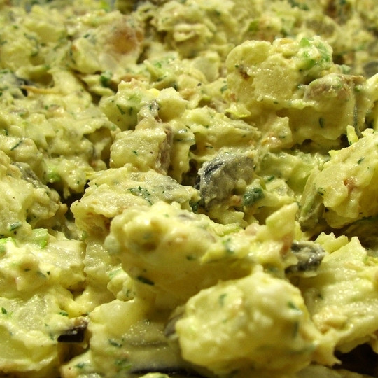 1. Этап. Картофельный салат с беконом: Солим, перчим по вкусу. Заправляем майонезом, хорошенько перемешиваем. Отправляем в холодильник настояться.