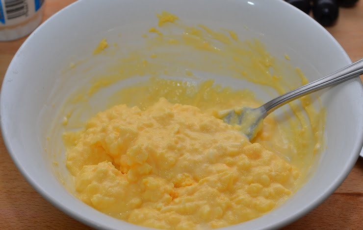 1. Этап. яйца Мимоза: Яйца берем и разрезаем на две части вдоль. Вынимаем аккуратно желток (важно не повредить белковую часть), помещаем его в мисочку. К отделенным желткам добавляем майонез (или йогурт). Туда же добавляем пропущенные черес пресс зубчики чеснока. Смешиваем эти ингредиенты до однородности.