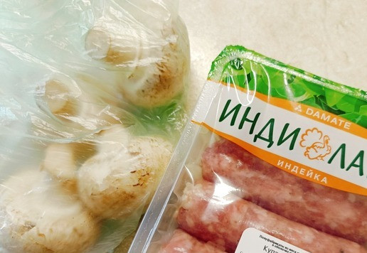 1. Этап. Шампиньоны с купатами и клюквой: Для закуски потребуется крупные шампиньоны и купаты ТМ Индилайт 