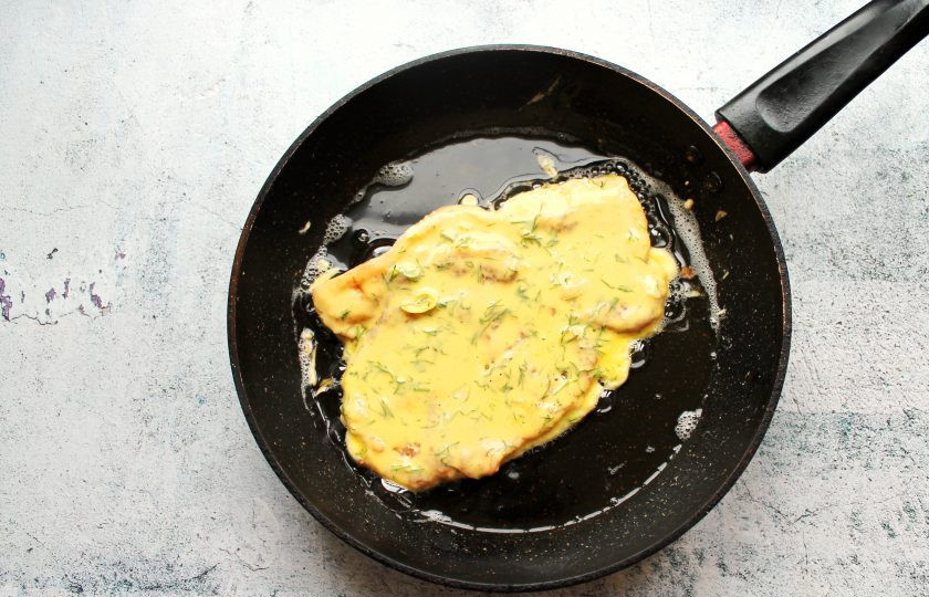 1. Этап. Свинина в кляре в духовке: В сковороду налейте растительное масло и разогрейте на среднем огне. Выложите свинину в кляре в сковороду и обжарьте с двух сторон до румяной корочки.