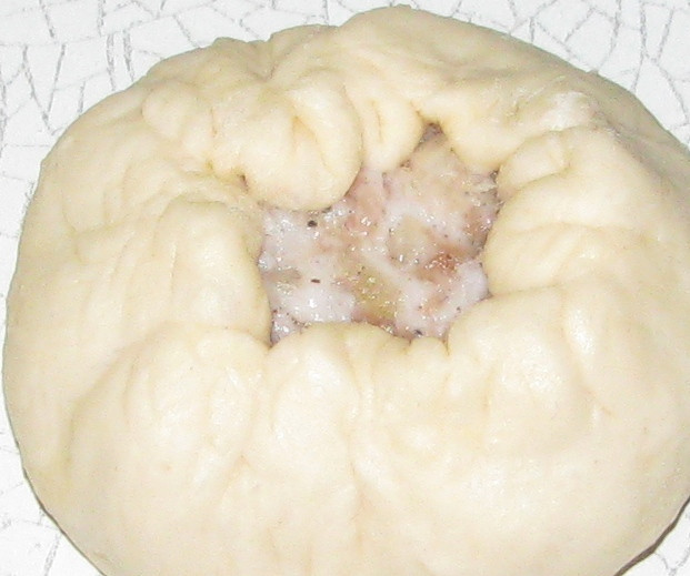 1. Этап. Беляши с мясом на сковороде: Выкладываем в середину фарш, лепим беляш - сверху оставляем дырочку.