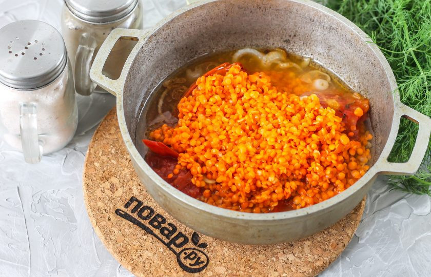 1. Этап. Чечевица с вялеными помидорами: Туда же добавьте и промытую чечевицу.