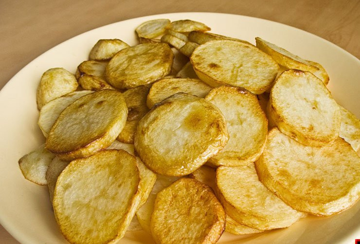 1. Этап. Мусака вегетарианская: Кружочки картофеля можно запекать вместе с баклажанами и кабачками, но держать нужно дольше, примерно на 5-7 минут.