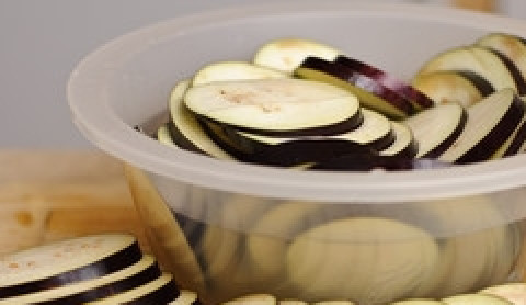 1. Этап. Запеканка из баклажанов с мясом: Приготовьте воду для маринада баклажан. Налейте в миску и посолите. Затем нарежьте баклажаны кольцами и положите в маринад.