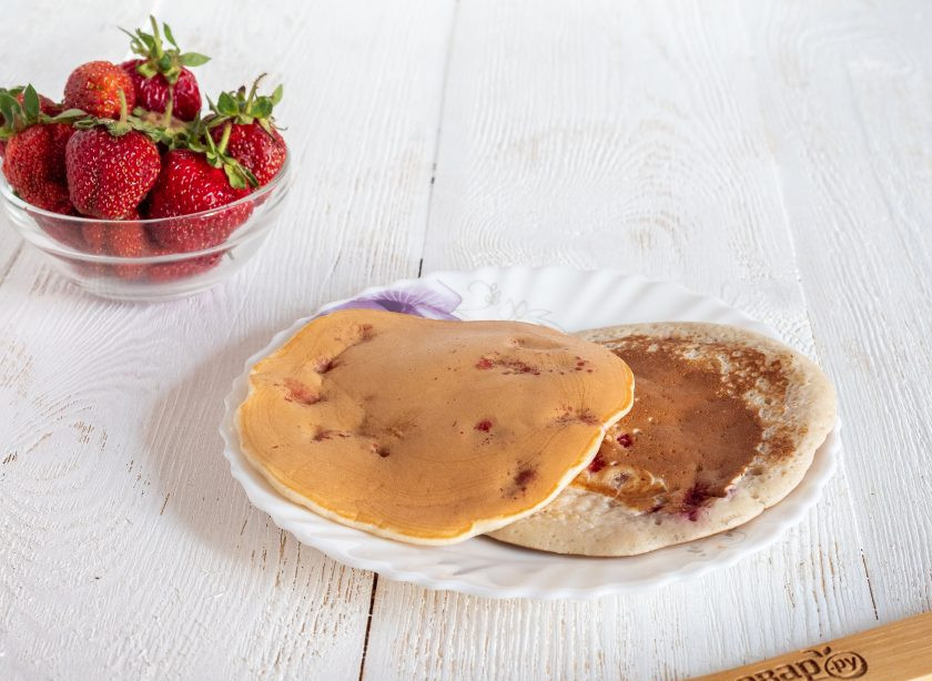 1. Этап. Панкейки с клубникой: 2-3 столовые ложки теста выливайте на сухую сковороду, немного разравнивайте и жарьте панкейки на среднем огне с двух сторон. На фото ниже, количество панкейков из тройной порции указанных ингредиентов - на 3 яйца.