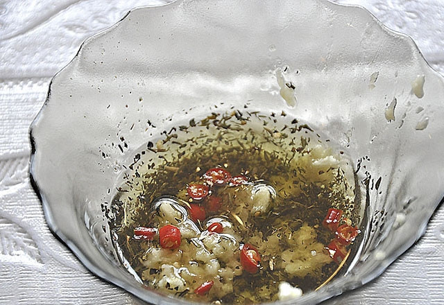 1. Этап. Ягненок в духовке: Для маринада смешайте измельчённый чеснок, соль, специи, масло и горчицу. Этой смесью смажьте ногу ягнёнка.