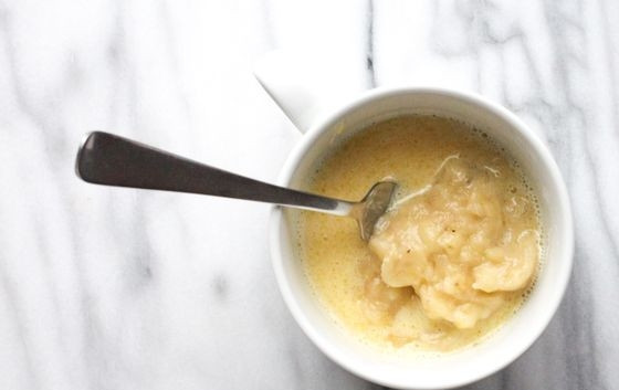 1. Этап. Банановый хлеб в кружке: Добавьте к жидкой смеси банановое пюре. Всё перемешайте.