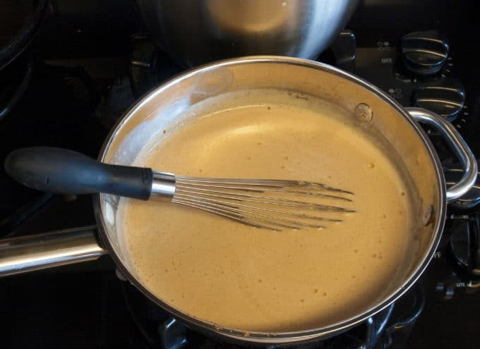 1. Этап. Пирог с ирисом: 9. Затем доведите массу на среднем огне до загустения в течение 9 минут.