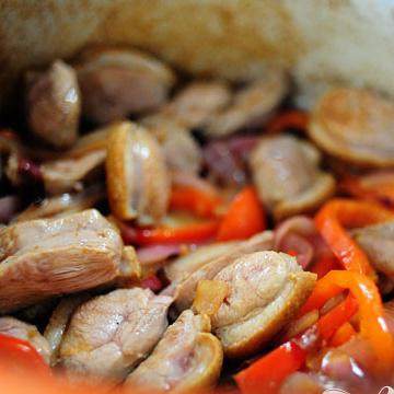 1. Этап. Утка карри по-тайски: Хорошенько перемешайте и готовьте в течении нескольких минут.