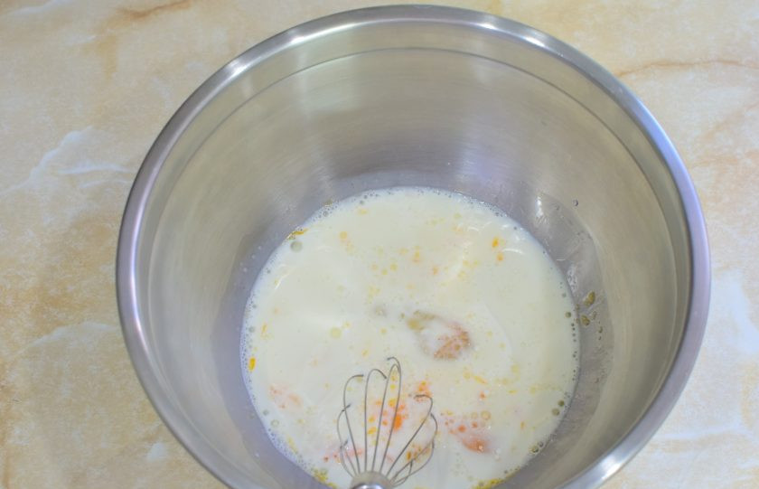 1. Этап. Блинные рулеты с рыбой: Добавьте в миску молоко и растительное масло.