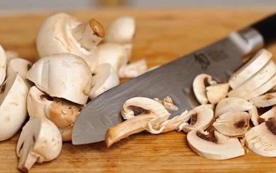 1. Этап. Жульен: 1. Грибы вымойте, обсушите и нарежьте тонкими ломтиками.