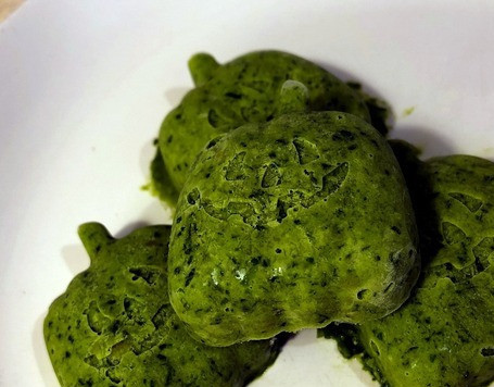 1. Этап. Замороженный соус из петрушки: 4. После замораживания - извлекаем из формы и подаем к рыбному или мясному блюду. Приятного аппетита!