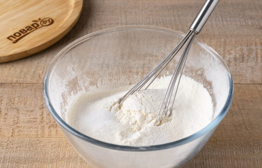 1. Этап. Вегетарианский пирог с нори: Смешайте муку с солью, сахаром и содой.