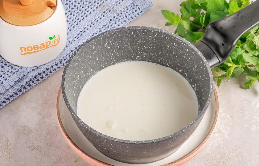 1. Этап. Сливочный соус для детей: Влейте молоко любой жирности и аккуратно все перемешайте. Можно использовать венчик или силиконовую лопатку.