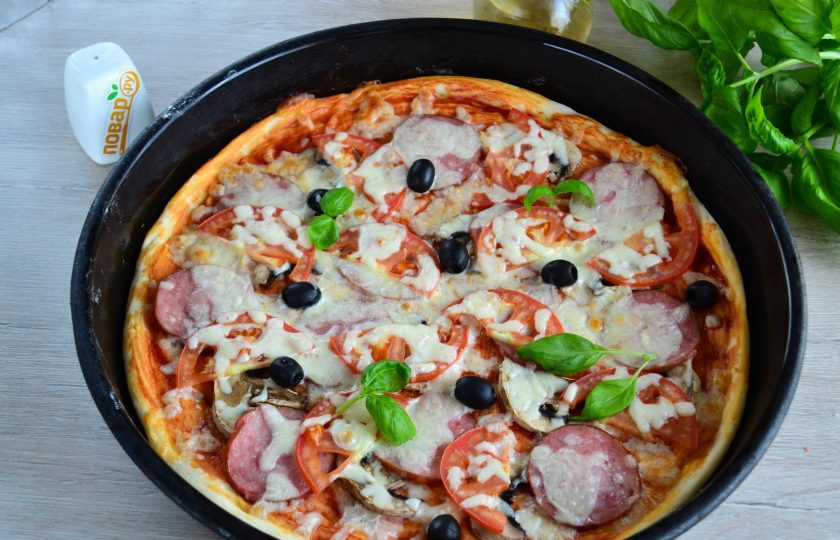 1. Этап. Пицца Каприччиозо: Очень важно не передержать пиццу, тесто тонкое, поэтому приготовится очень быстро, собственно, как и начинка. Пицца получилась очень вкусной, нежной, тонкой, с тянущимся сыром.