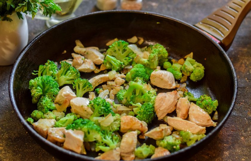 1. Этап. Курица по-шанхайски: В сковороде прогрейте растительное масло, выложите курицу и лук — жарьте 5 минут. После добавьте брокколи в сковороду.