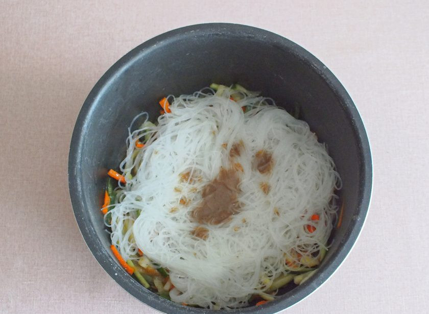 1. Этап. Фунчоза в мультиварке: Добавьте фунчозу к овощам. Добавьте заправку, по желанию соль и острый перец. Перемешайте, закройте крышкой и подержите 10 минут. После режим 