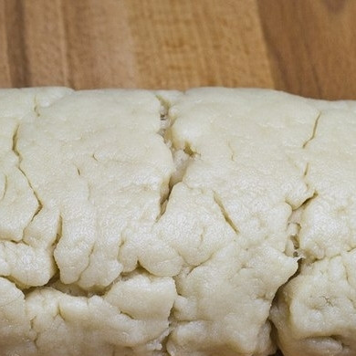 1. Этап. Итальянское печенье с инжиром: Начнем с приготовления теста. Смешиваем муку, разрыхлитель, соль и сахар, добавляем к этой сухой смеси сливочное масло, взбиваем. Затем добавляем яйца - и взбиваем до однородности еще раз. Замешиваем тесто, формируем из него колбаску.